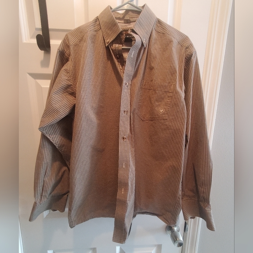 Ariat pro series sz med button up newer condition